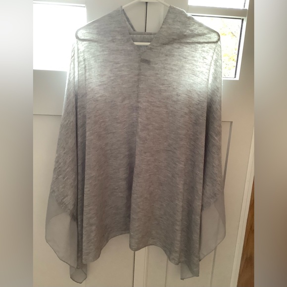 Jack & Missy OS one size gray Freeform poncho wrap with sheer asymmetrical hem - Picture 2 of 6